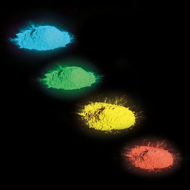 Fotoluminiscentni i fosforescentni aditiv koji svijetli u mraku. Dugotrajni pigmenti u prahu koji se pune sunčevom svjetlošću mogu se miješati s raznim tvarima